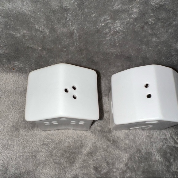 Robert Stanley Signature White Fall Farmhouse Ceramic Salt & Pepper Shakers Barn - Picture 3 of 8